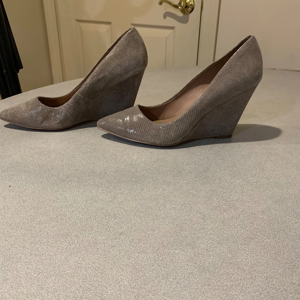 Ava & Aiden Taupe Print Leather Wedge Pumps sz 9 M